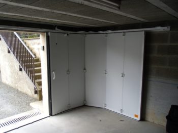 Porte de garage latérale à Coutances dans la Manche