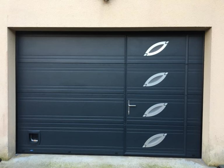 Porte de garage sectionnelle motorisée avec Portillon à Coutances dans